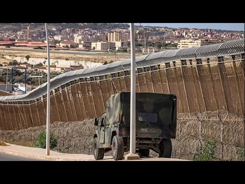 Un migrant franchit la frontière entre le Maroc et l'enclave espagnole de Melilla, en parapente