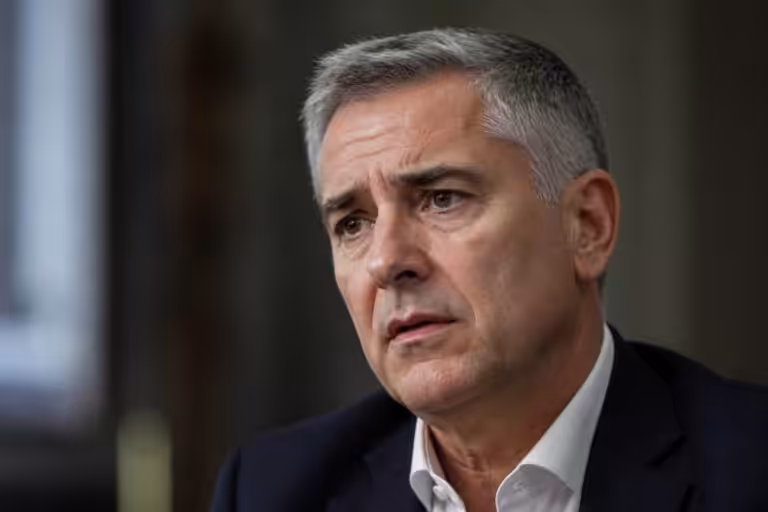 fabrice leggeri, ancien chef de frontex et eurodéputé rn, alerte sur une possible arrivée imminente en france. découvrez ses mises en garde et les enjeux politiques associés.