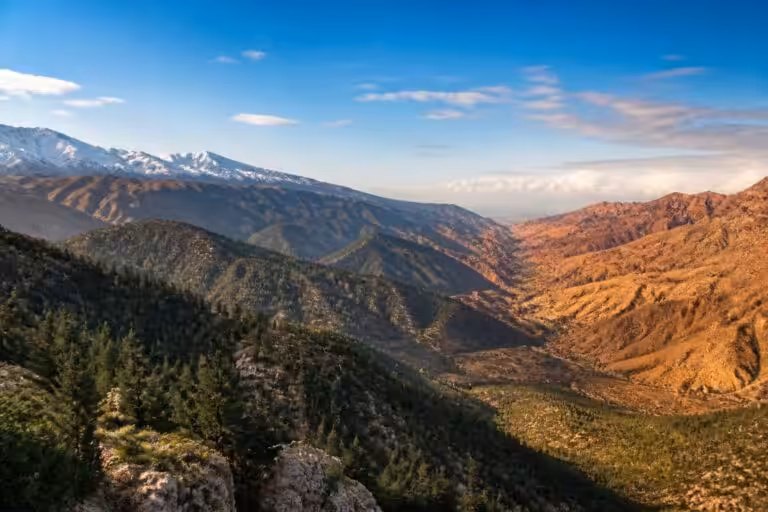 découvrez les trois massifs montagneux du maroc : le haut atlas, le moyen atlas et l'anti-atlas, leurs paysages uniques, leur biodiversité et leur richesse culturelle.
