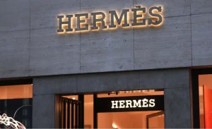 "كواليس كشف ثروة دار الموضة الفاخرة 'هيرمس"(Hermès) ،وتبني المغربي والبستاني المخلص "